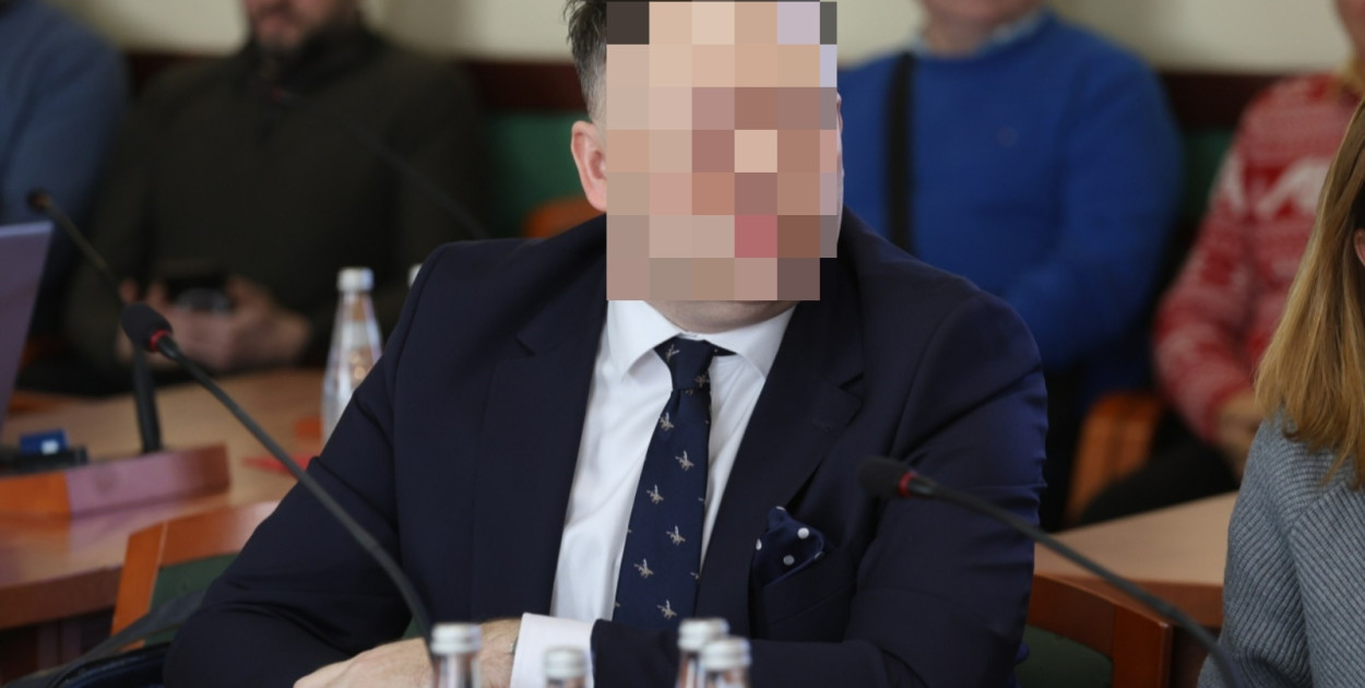 W grudniu przed Sądem Rejonowym w Legnicy ruszy proces Arkadiusza B., przewodniczącego klubu radnych Koalicji Obywatelskiej w miejskiej radzie. Sprawa trafi na wokandę po złożeniu sprzeciwu od surowego wyroku nakazowego wydanego latem – dokument ten utracił moc, a sąd będzie musiał ponownie, w pełnym składzie, zbadać wszystkie zarzuty.