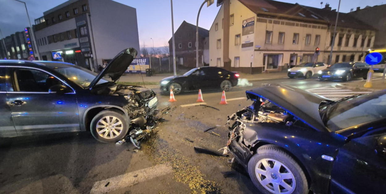 Kobieta i dziecko trafili do szpitala po zderzeniu dwóch volkswagenów w pobliżu B1 (Wojciech Obremski lca.pl)