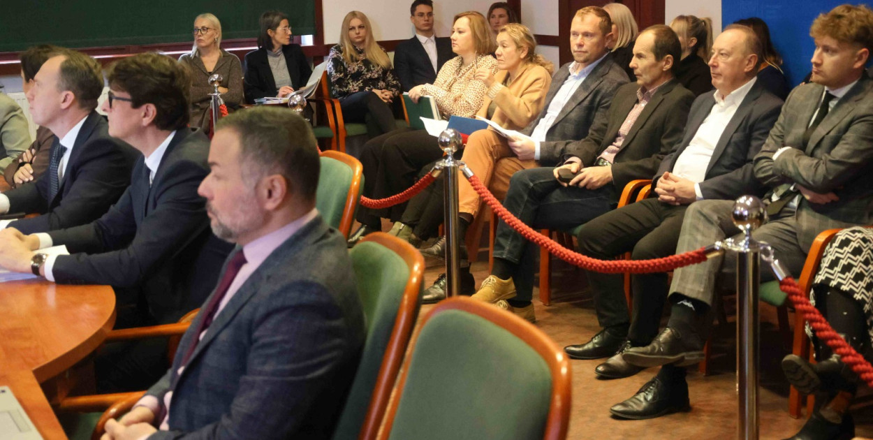 Czerwony sznur na sali sesyjnej (Wojciech Obremski lca.pl)