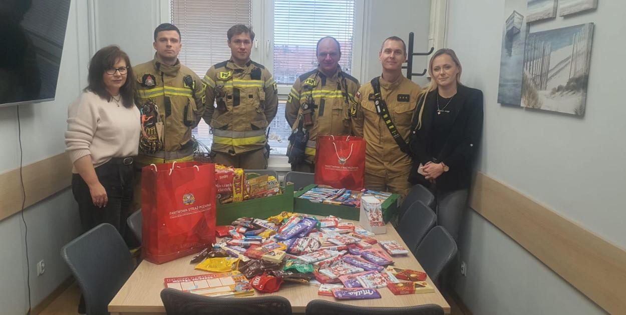 Słodki prezent od legnickich strażaków (Mateusz Guzenda)