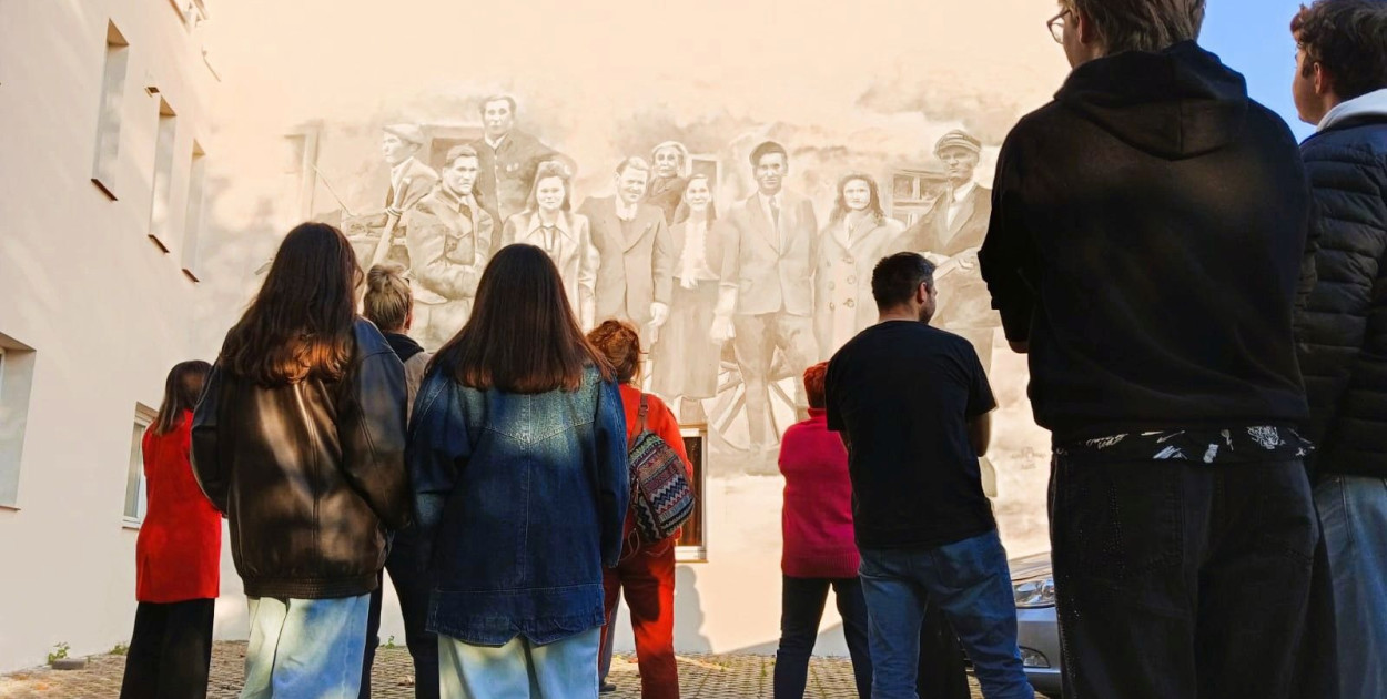 Mural upamiętniający dawny Amatorski Teatr w Siedliskach (mat. prasowe)