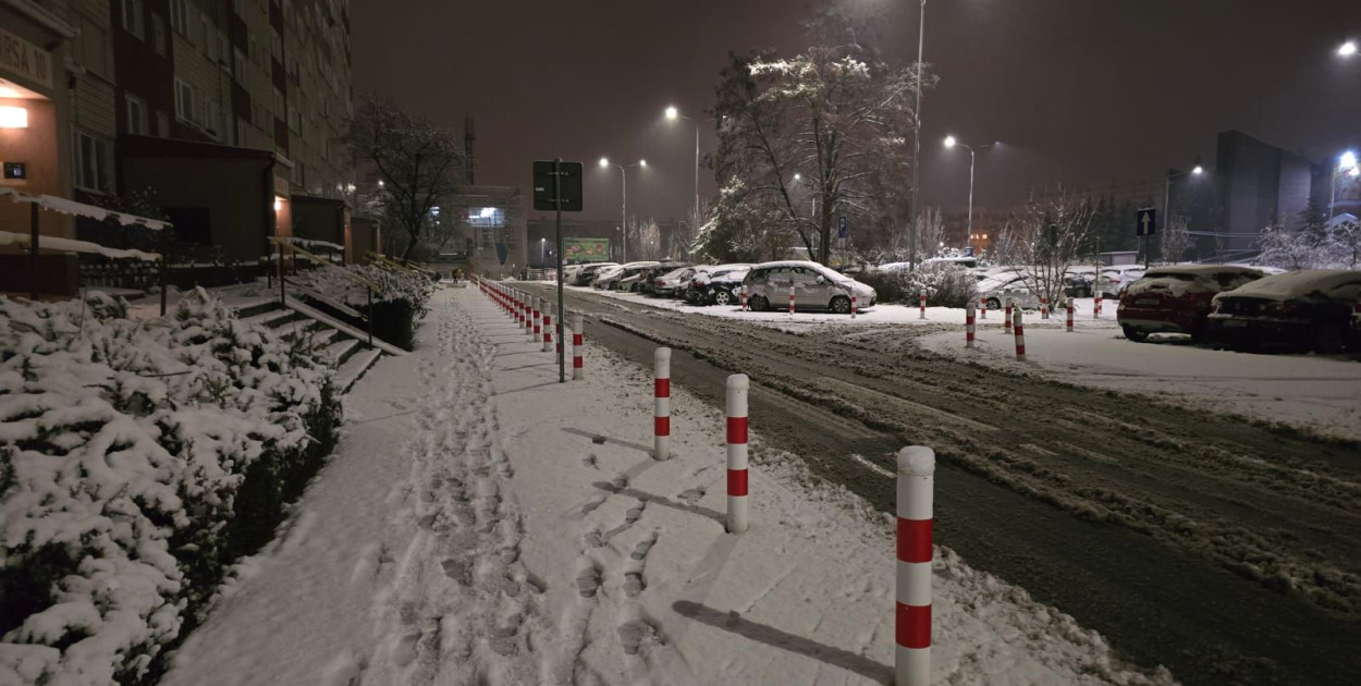 Zaśnieżone chodniki (Piotr Florek lca.pl)