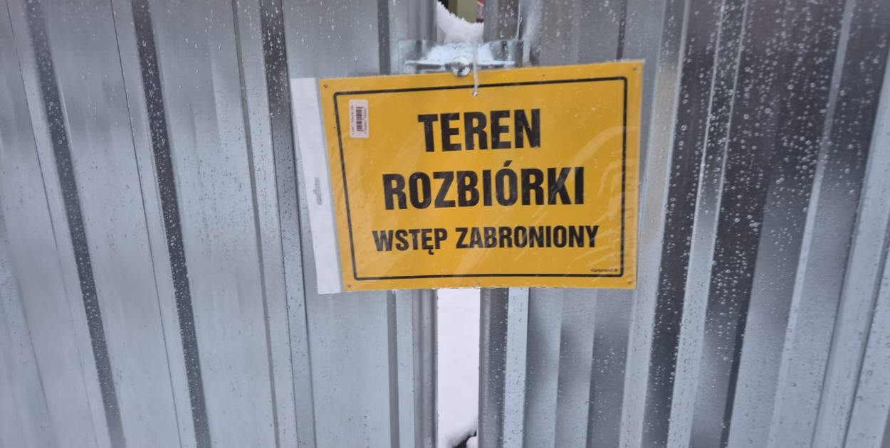 Znikają stare pawilony z placu Klasztornego (Wojciech Obremski lca.pl)