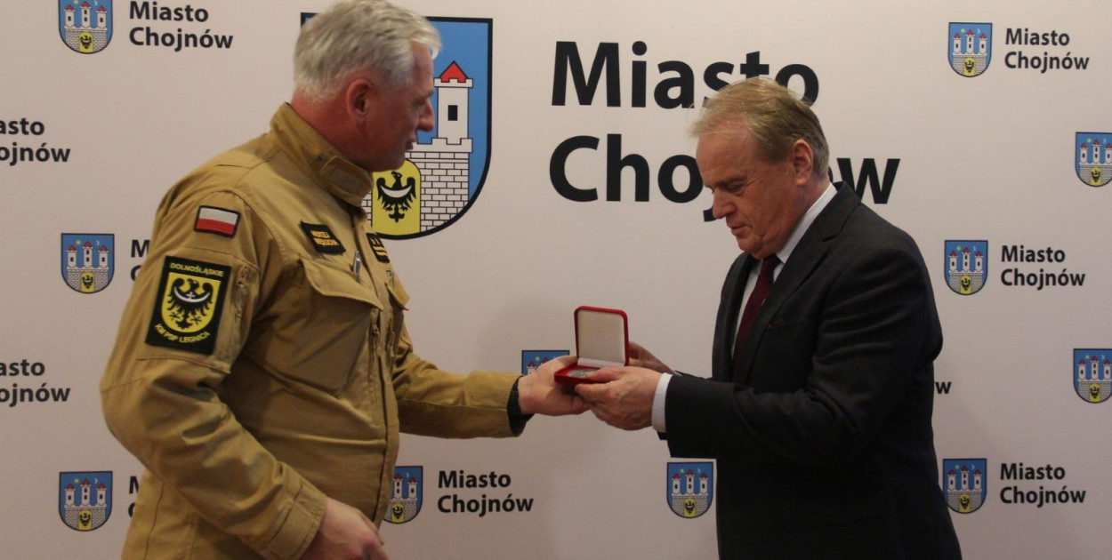 Jan Serkies odebrał medal uznania od strażaków (mat. prasowe)