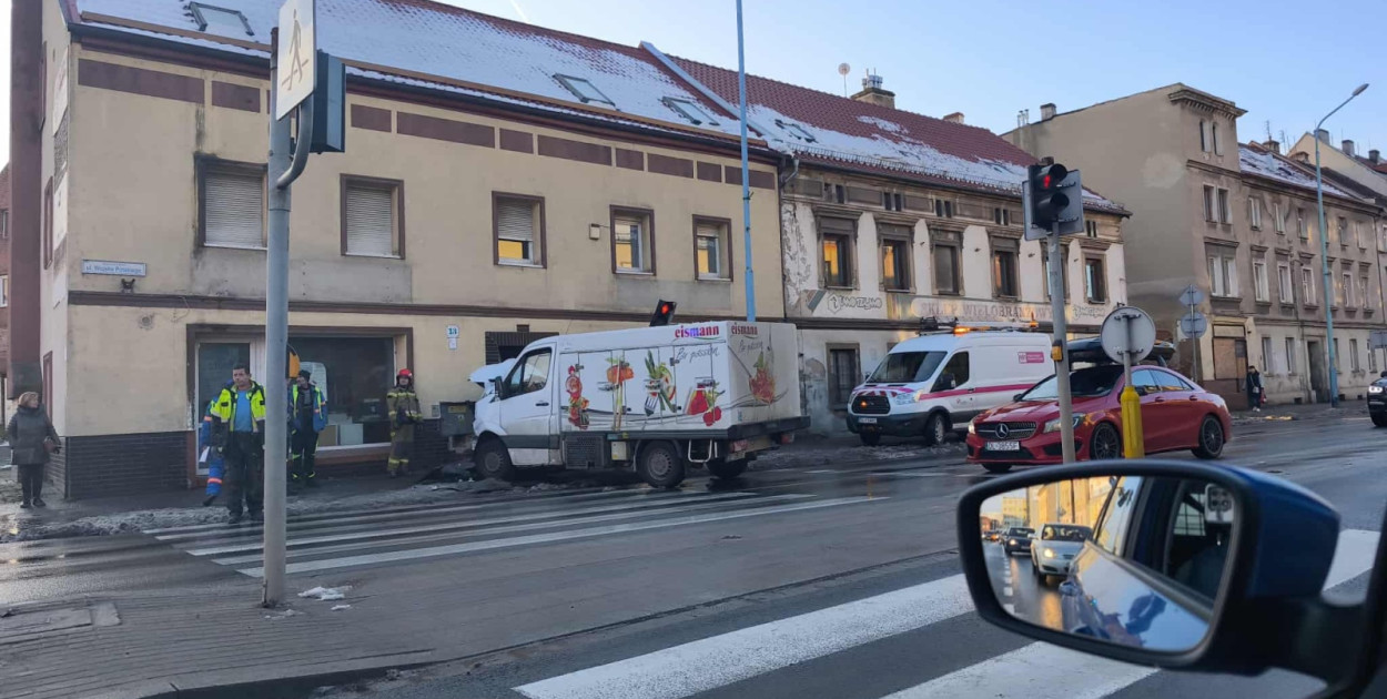 Auto dostawcze po kolizji zaparkowało… na ścianie (Wojciech Obremski lca.pl)