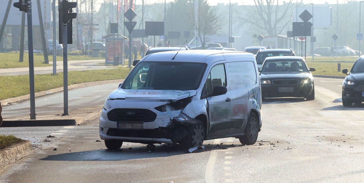 Wypadek na rondzie Niepodległości w Legnicy (Wojciech Obremski)