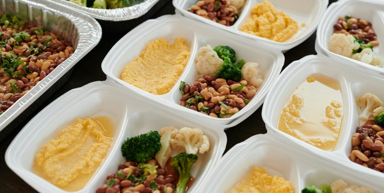 Jak przygotować ofertę lunchową na wynos w restauracji lub barze?