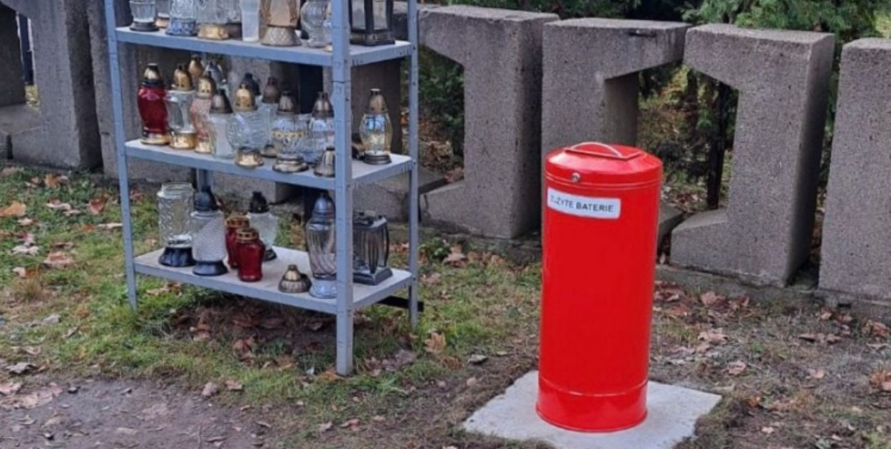 Nowe pojemniki na baterie na cmentarzu (źródło: UM Legnica)