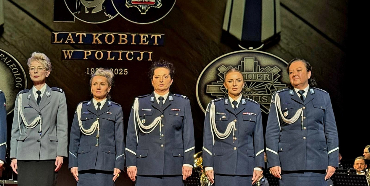Medal 100-lecia służby kobiet w Policji dla Anny Farmas-Czerwińskiej (źródło: KMP Legnica)