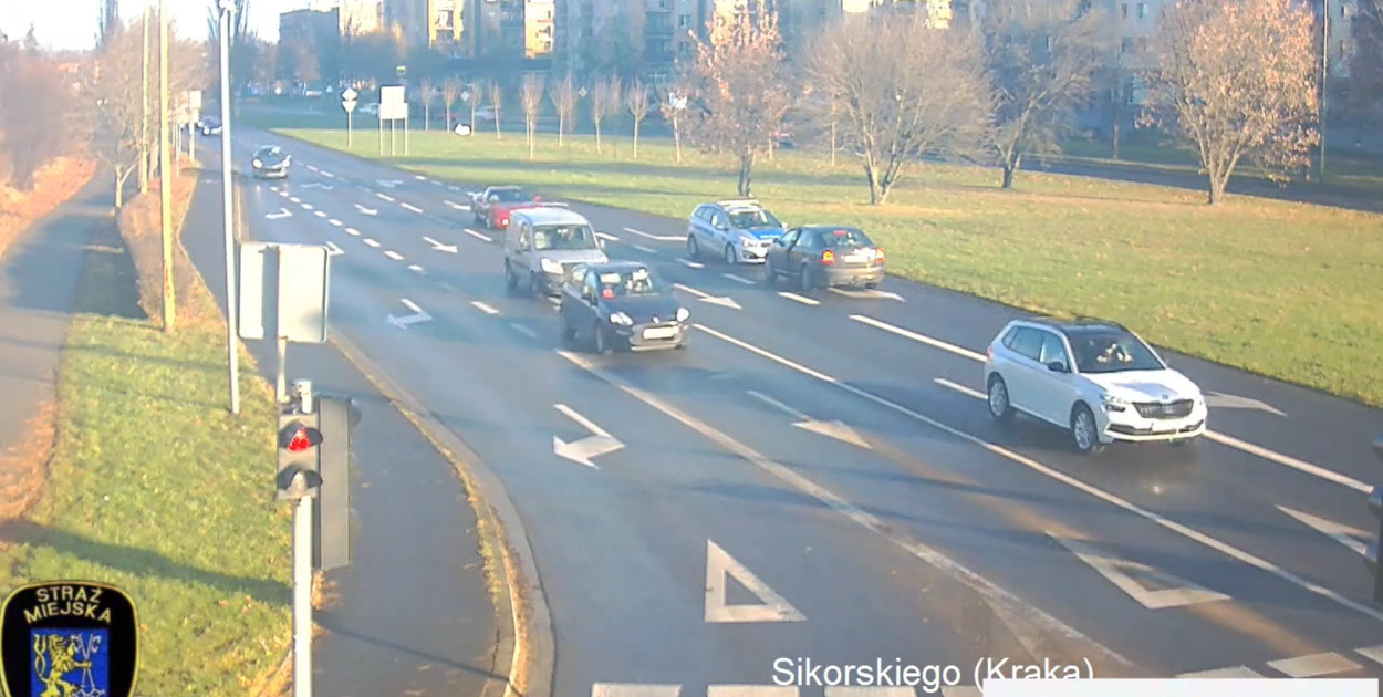 Jechał pod prąd na rondzie, wprost na radiowóz (źródło: KMP Legnica)