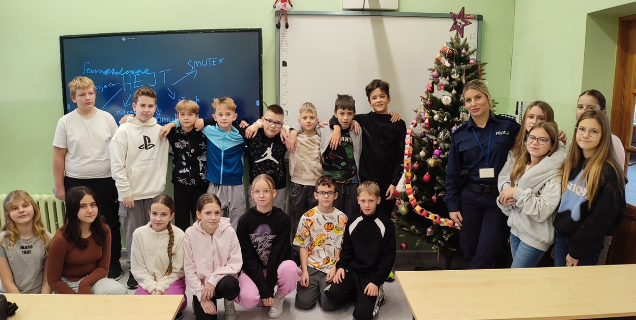 Uczniowie SP 19 rozmawiali z policjantką o hejcie (źródło : KMP Legnica)