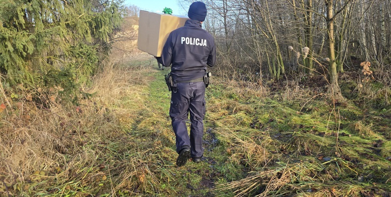 Policjanci i Fundacja „Plon Serca” zawitali z paczkami do potrzebujących (źródło: KMP Legnica)