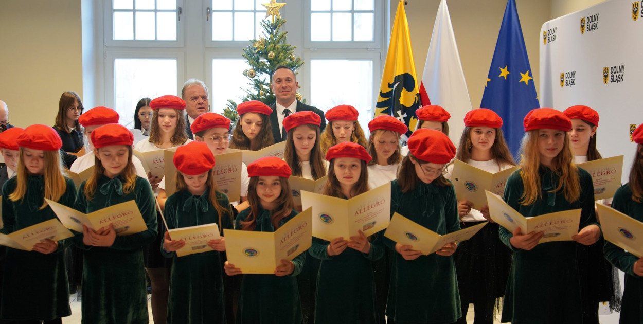 Dziecięcy śpiew z Chojnowa zaśpiewał marszałkowi (mat. prasowe)