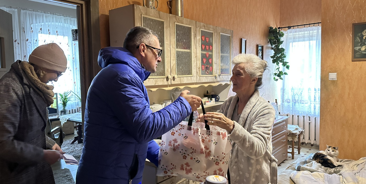 Wójt Rafał Plezia i GOPS zapukali do drzwi seniorów (mat prasowe)