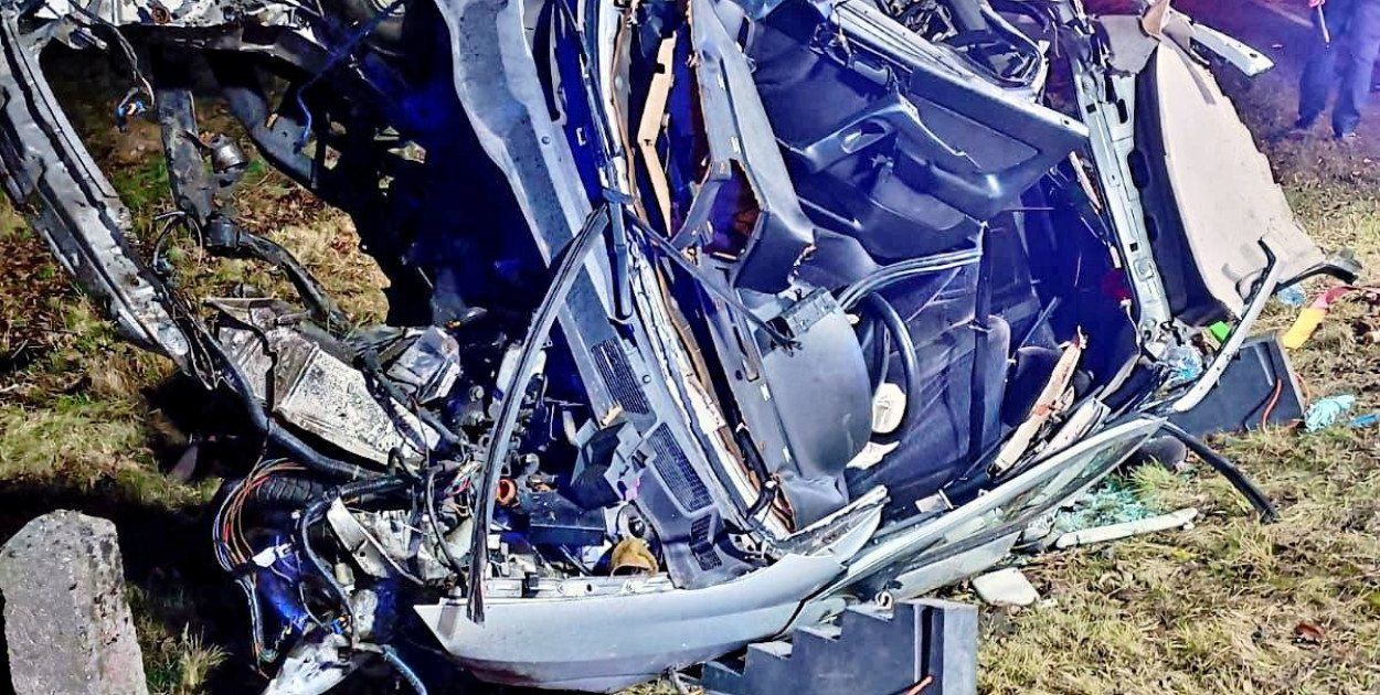 Auto wpadło w poślizg, kierowca walczy o życie (źródło: KMP Legnica)