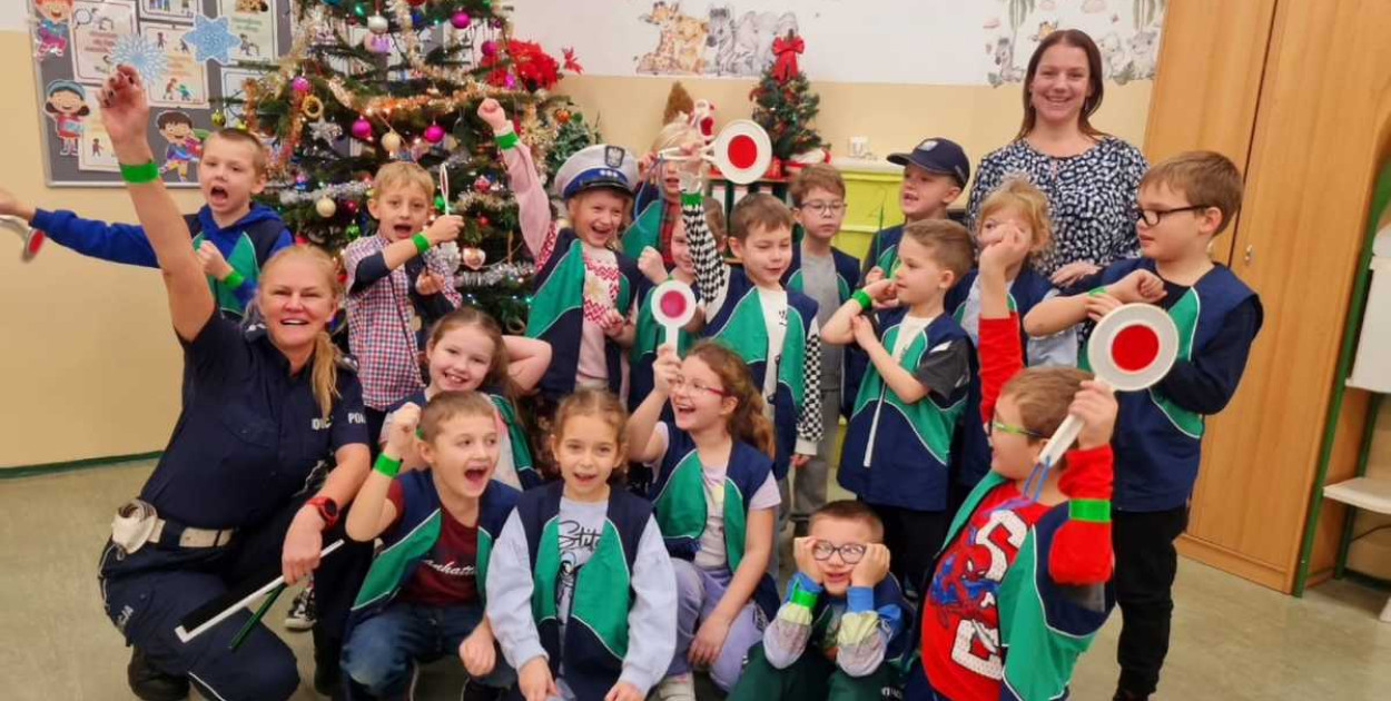 Dzieci z SP 20 uczyły się, jak być bezpiecznym uczestnikiem ruchu (źródło: KMP Legnica)