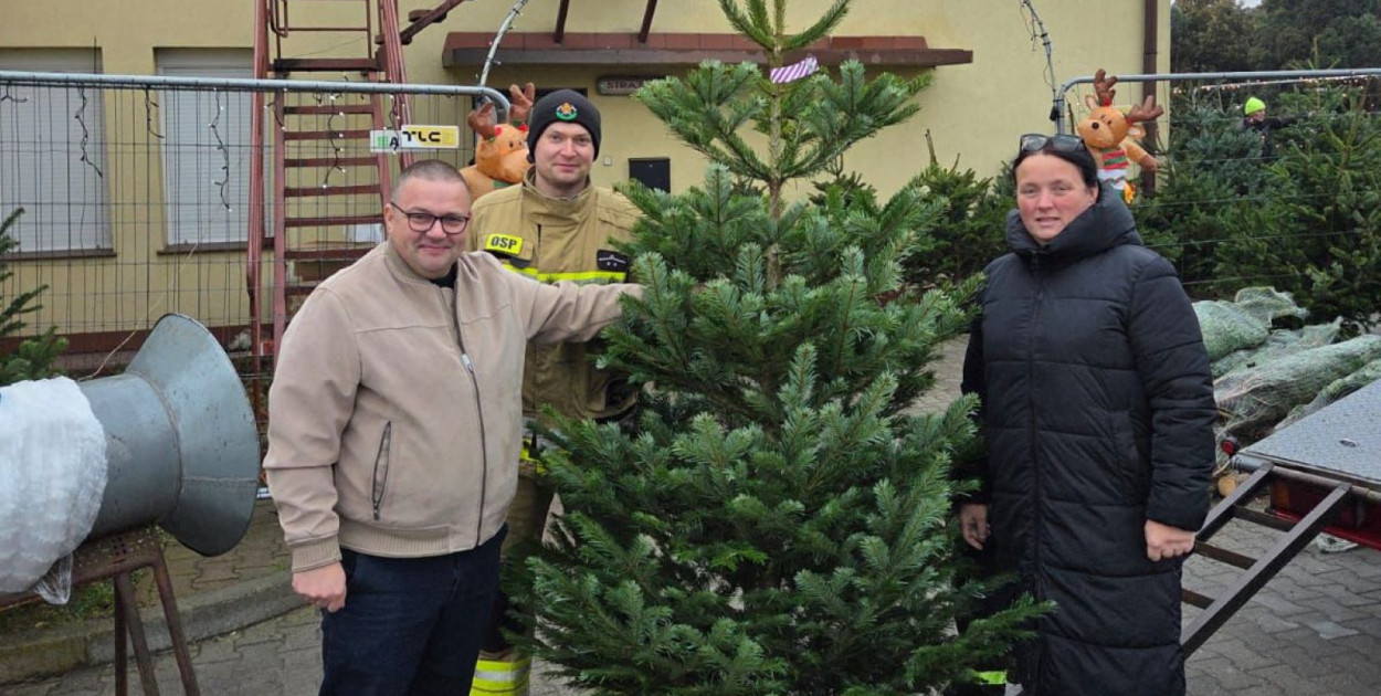 Jak choinka i karp, to tylko od strażaków (źródło: OSP Kunice)