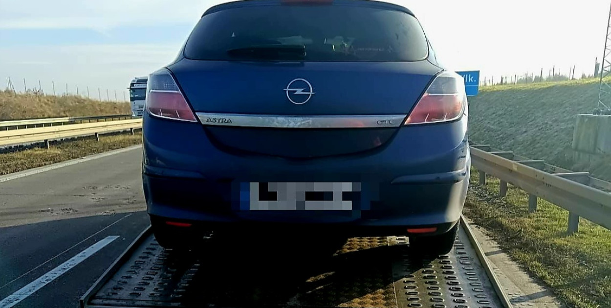 Pijany kierowca w korytarzu życia na autostradzie (źródło: KMP Legnica)