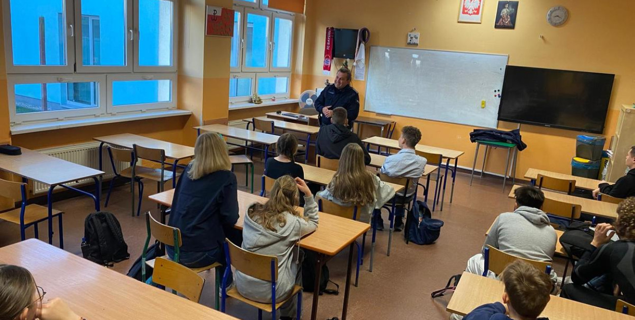 Policjanci spotkali się z młodzieżą w Spalonej (źródło: KMP Legnica)