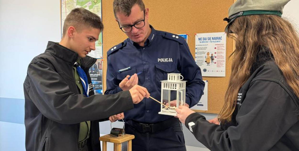 Betlejemskie Światło Pokoju rozświetliło posterunek w Prochowicach (źródło: KMP Legnica)