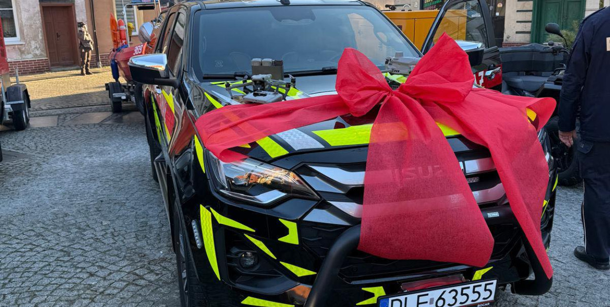 Nowy samochód ratowniczy dla OSP w Prochowicach (fot. Marcin Swenderski)