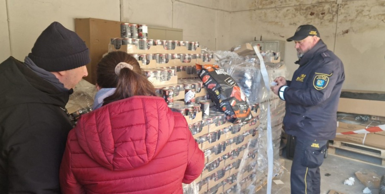 Wydano karmę dla kotów wolno żyjących (źródło: UM Legnica)