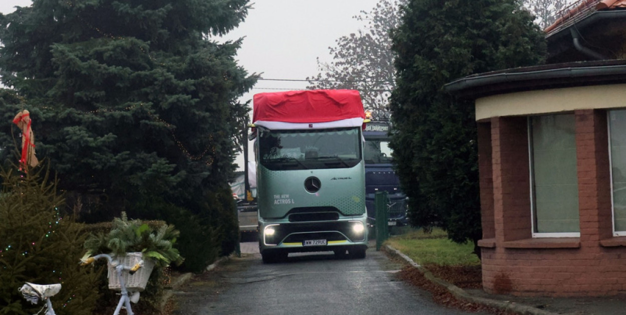 Konwój Mikołajów w ciężarówkach zajechał z prezentami do Golanki Dolnej (Wojciech Obremski lca.pl)