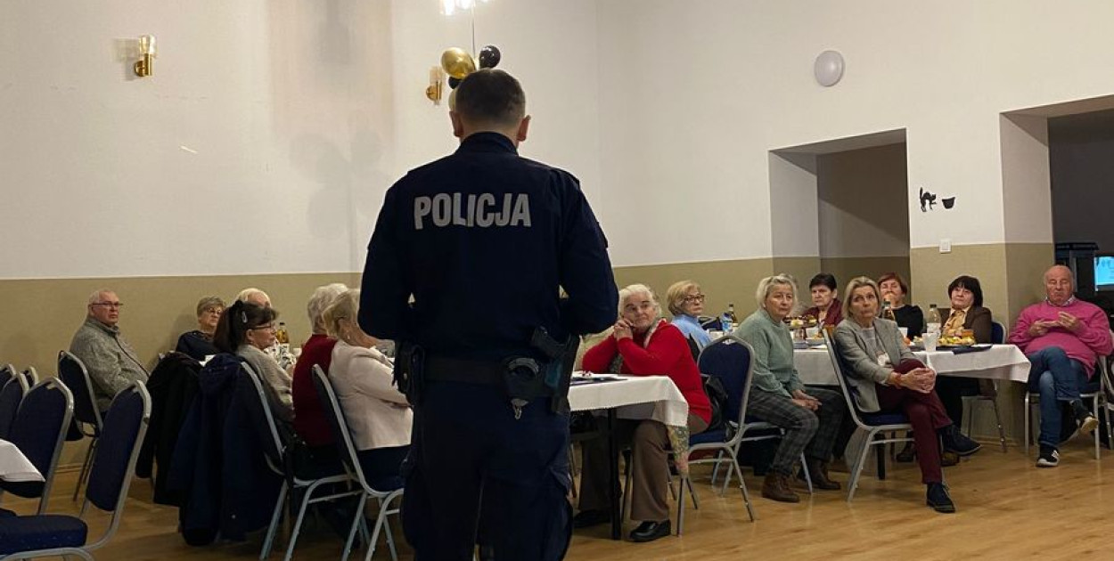 Seniorzy z Rokitek spotkali się z dzielnicowymi (źródło: KMP Legnica)