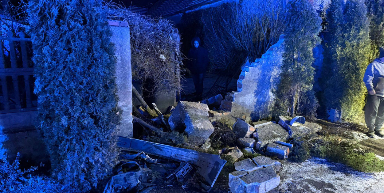 Jazda po alkoholu zakończyła się na ogrodzeniu (źródło: KMP Legnica)
