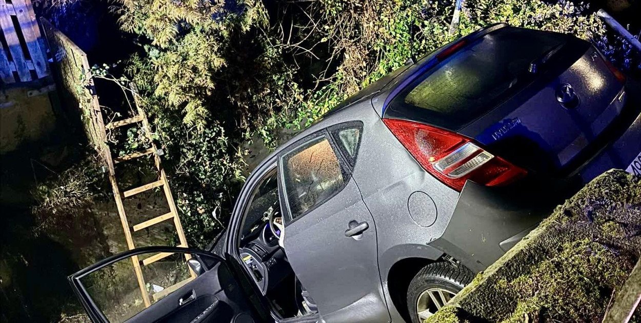 Krzywa: stracił panowanie nad pojazdem i wpadł do rowu (źródło: Dolnośląskie Alarmowo)