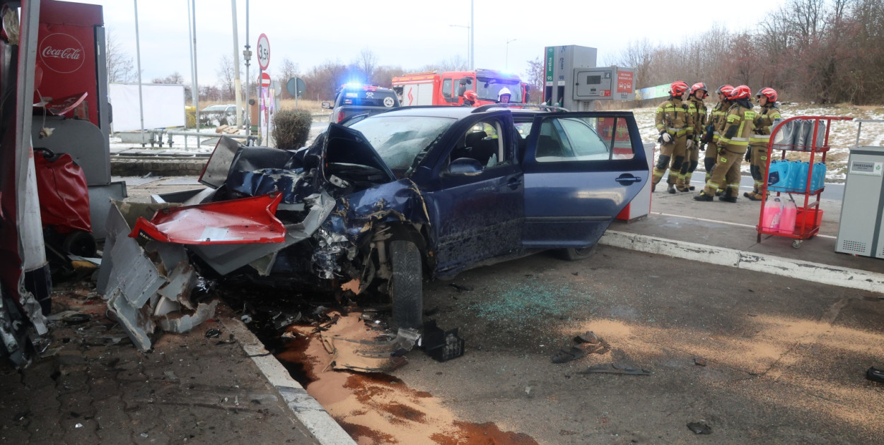 Ucieczka przed policją zakończyła się totalną demolką stacji paliw (Wojciech Obremski lca.pl)