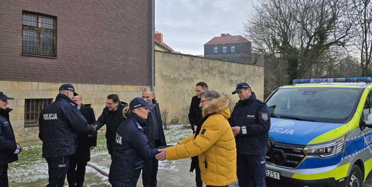 Nowy radiowóz dla chojnowskich policjantów (źródło: KMP Legnica)