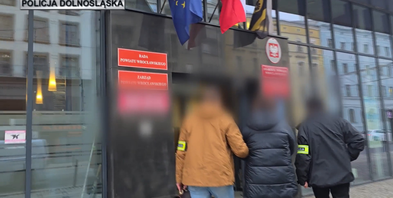 Afera korupcyjna we wrocławskich urzędach. Siedmiu urzędników zatrzymanych (źródło: Policja Dolnośląska)