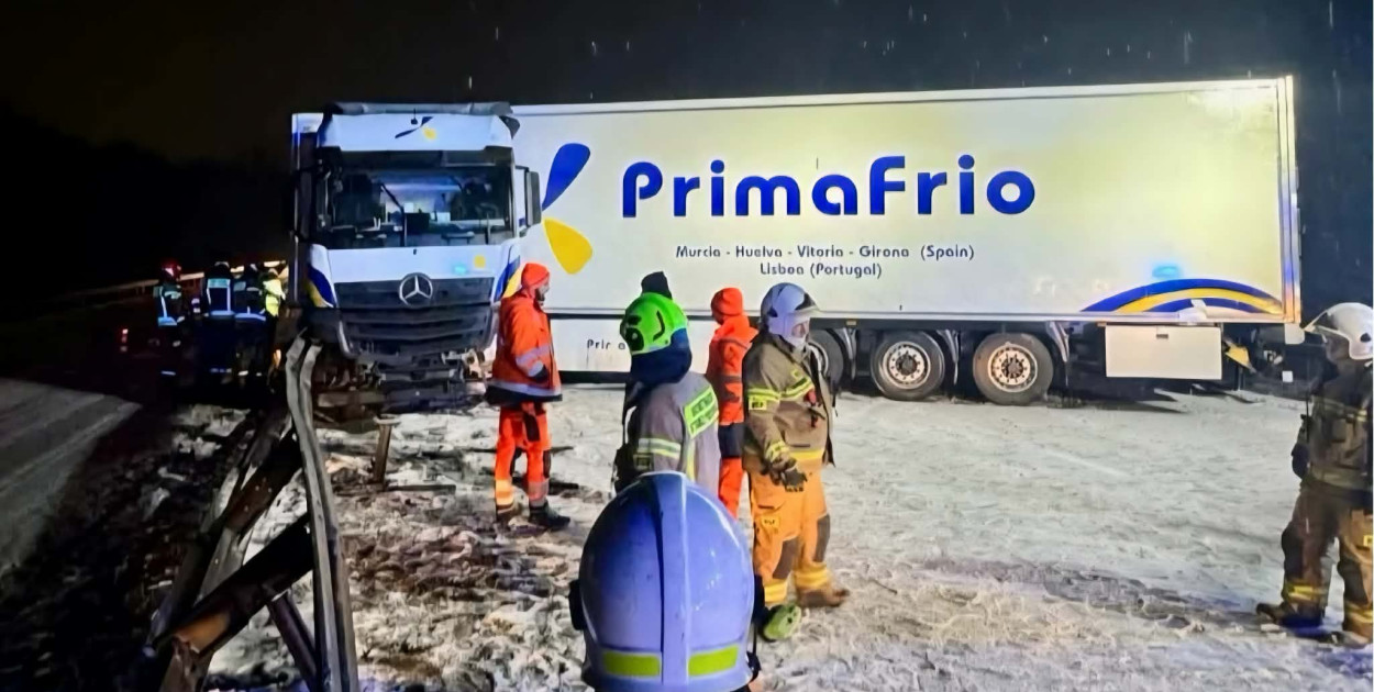 Nocny paraliż na A4. Ciężarówka w poprzek drogi (źródło: Fb. Dolnośląskie Alarmowo)