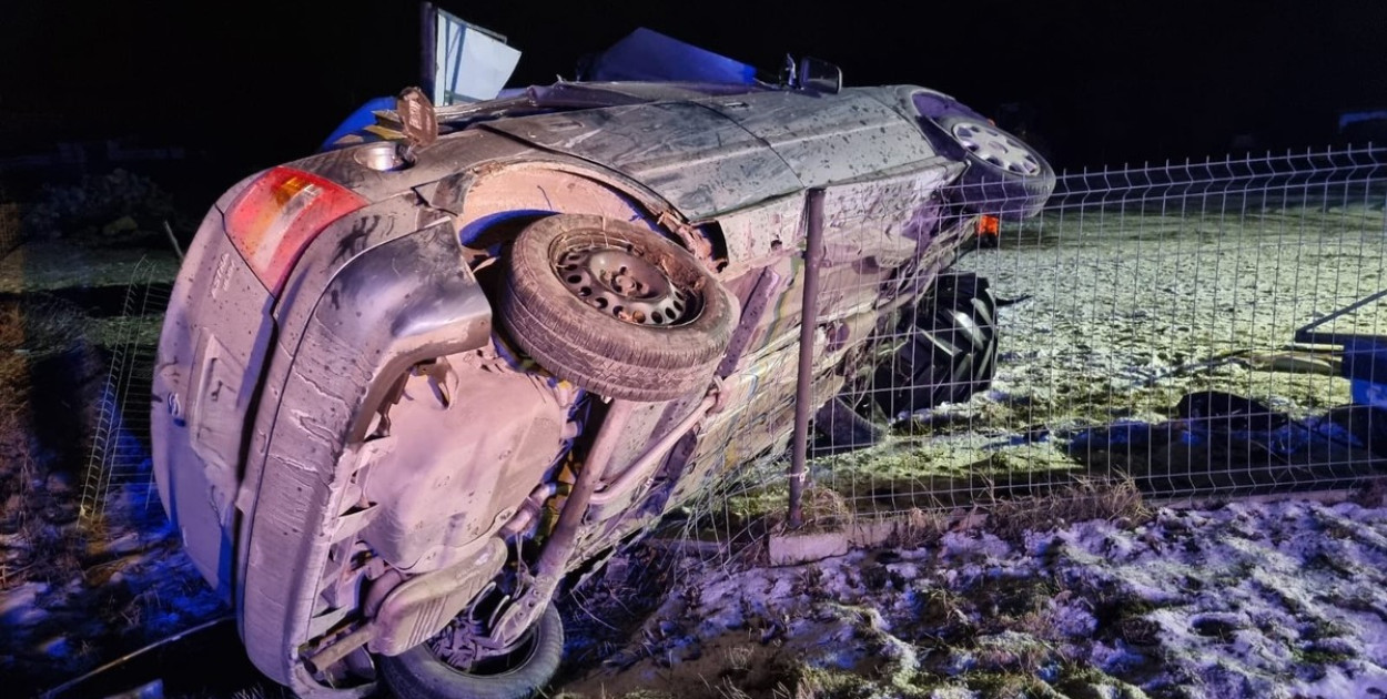 Pijany kierowca dachował na DK94 w Gniewomirowicach (źródło: KMP Legnica)