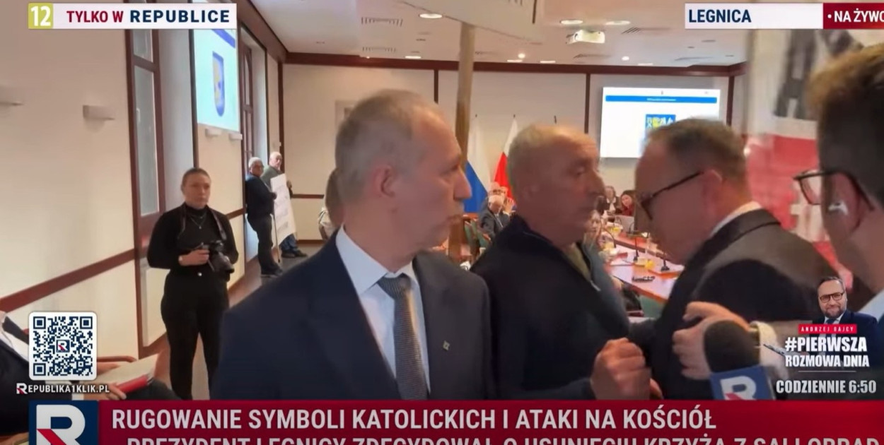 Prokurator odmówił śledztwa ws. naruszenia nietykalności prezydenta Legnicy (źródło: nagranie TV Republika)