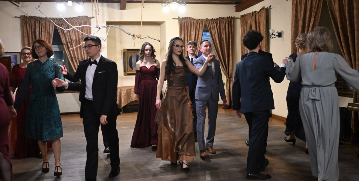 Maturzyści „Chopina”stanęłi do poloneza (PIotr Florek lca.pl)