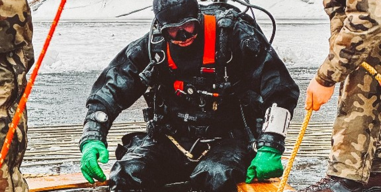 Skrzynie z amunicją na dnie Jeziora Pilchowickiego (fot. źródło: lwowecki.info)