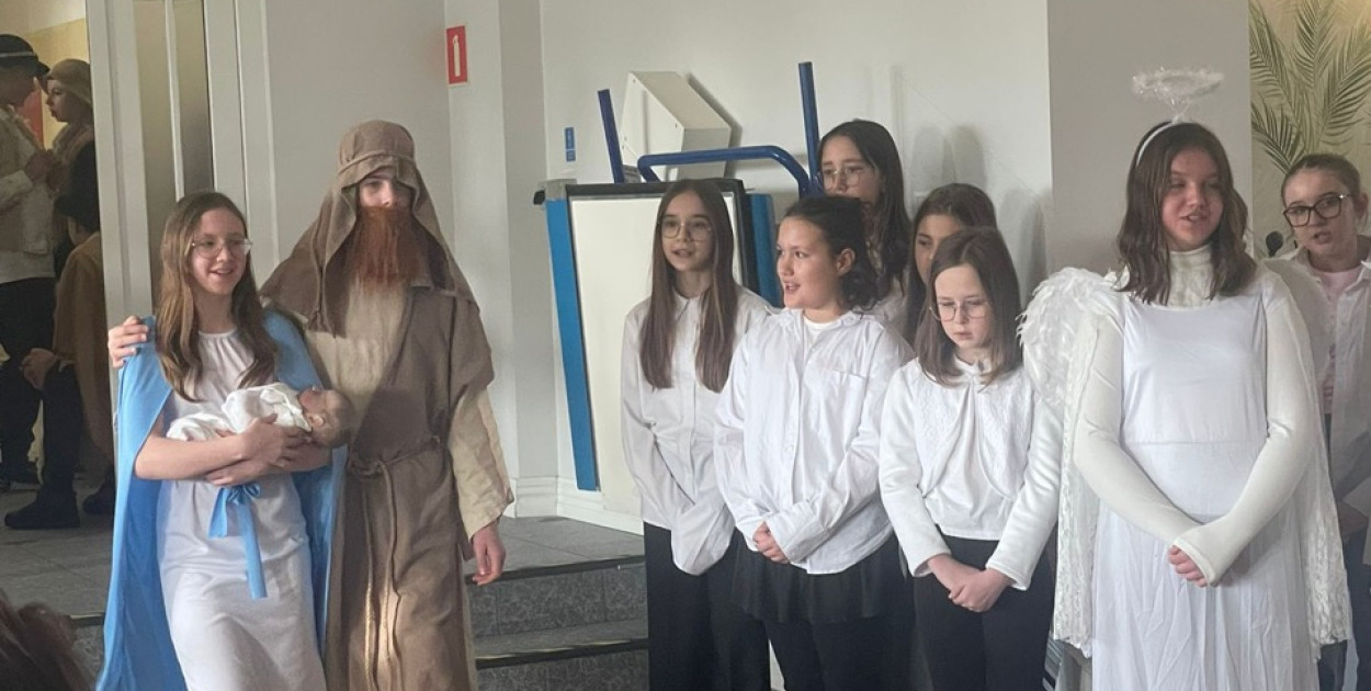 Uczniowie z Kunic z jasełkami w DPS w Legnicy (mat. prasowe)