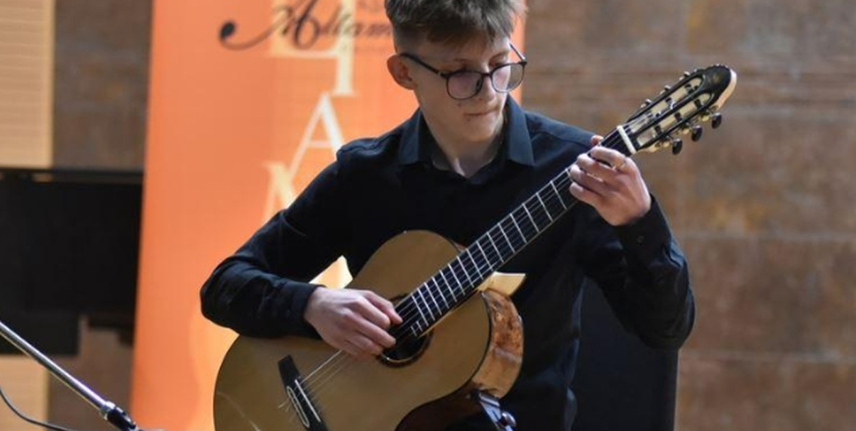 Zespół Szkół Muzycznych: sukces gitarzysty na konkursie w Skarżysku