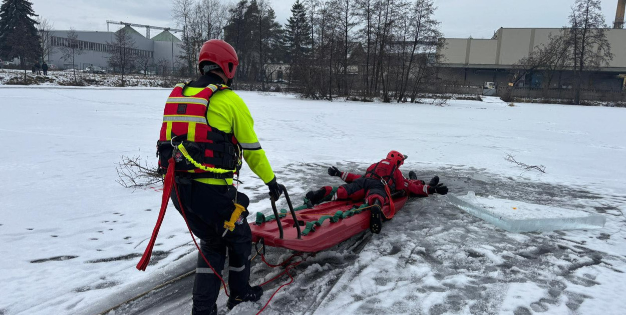 Ćwiczyli ratowanie ludzi z przerębla ( asp. sztab. Adam Kierepka, st. asp. Mateusz Mydłowski)