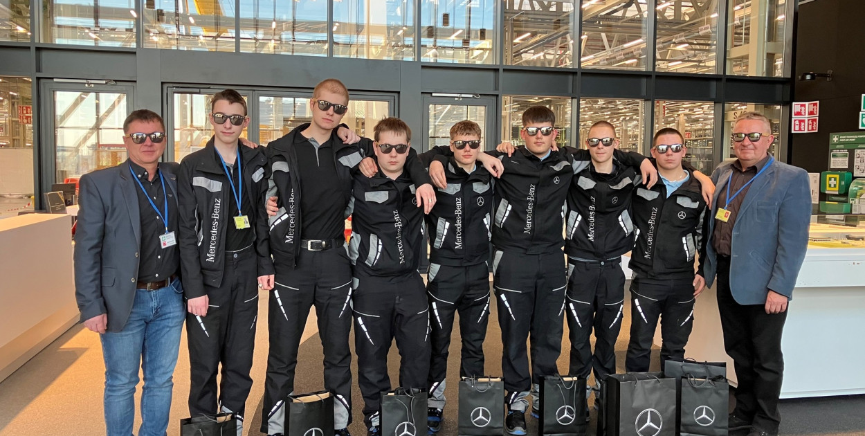 Pierwszy semestr praktyk w Mercedesie za uczniami samochodówki