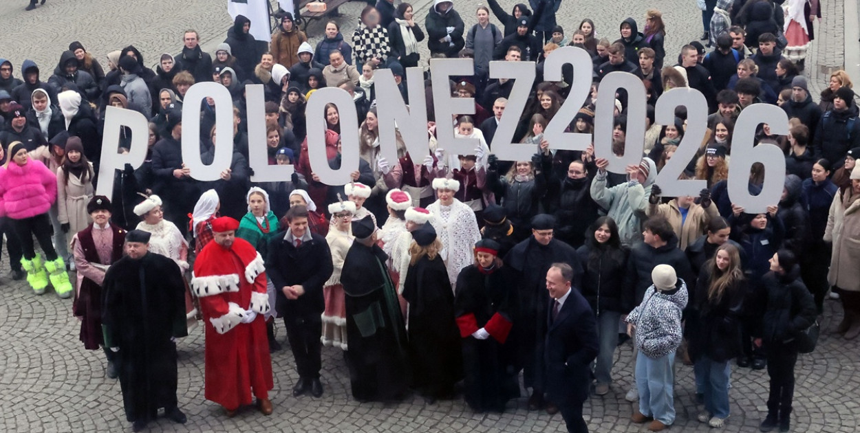 Kilkuset maturzystów zatańczyło Poloneza Witelona w centrum miasta