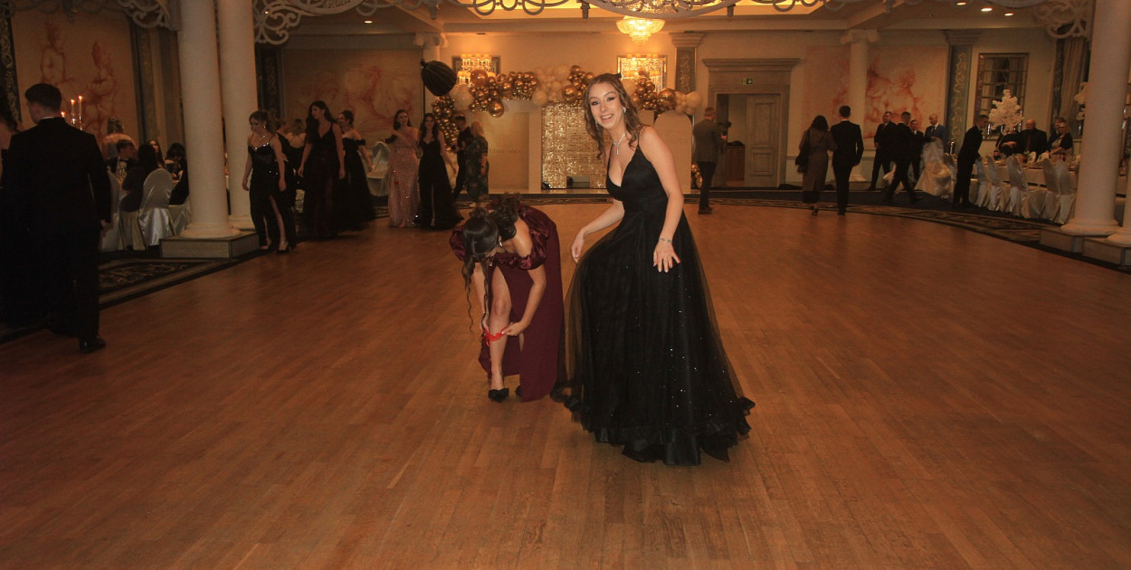 Maturzyści Zespołu Szkół Ekonomicznych na balu studniówkowym