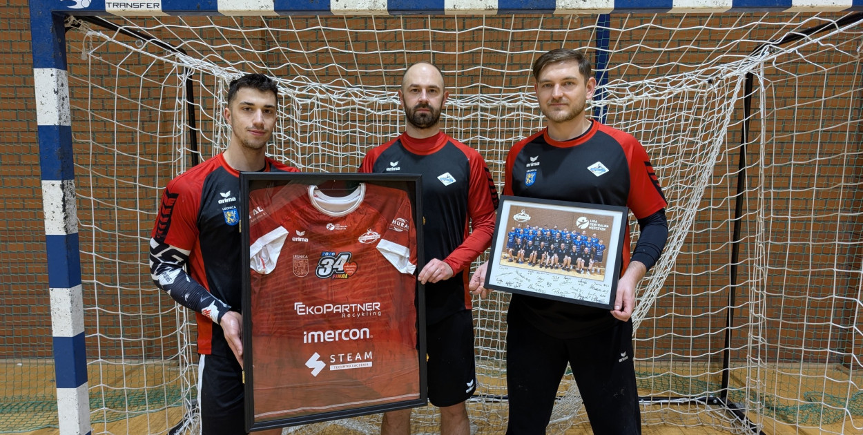 Unikatowa koszulka Siódemki Miedź Legnica na licytacji na rzecz WOŚP