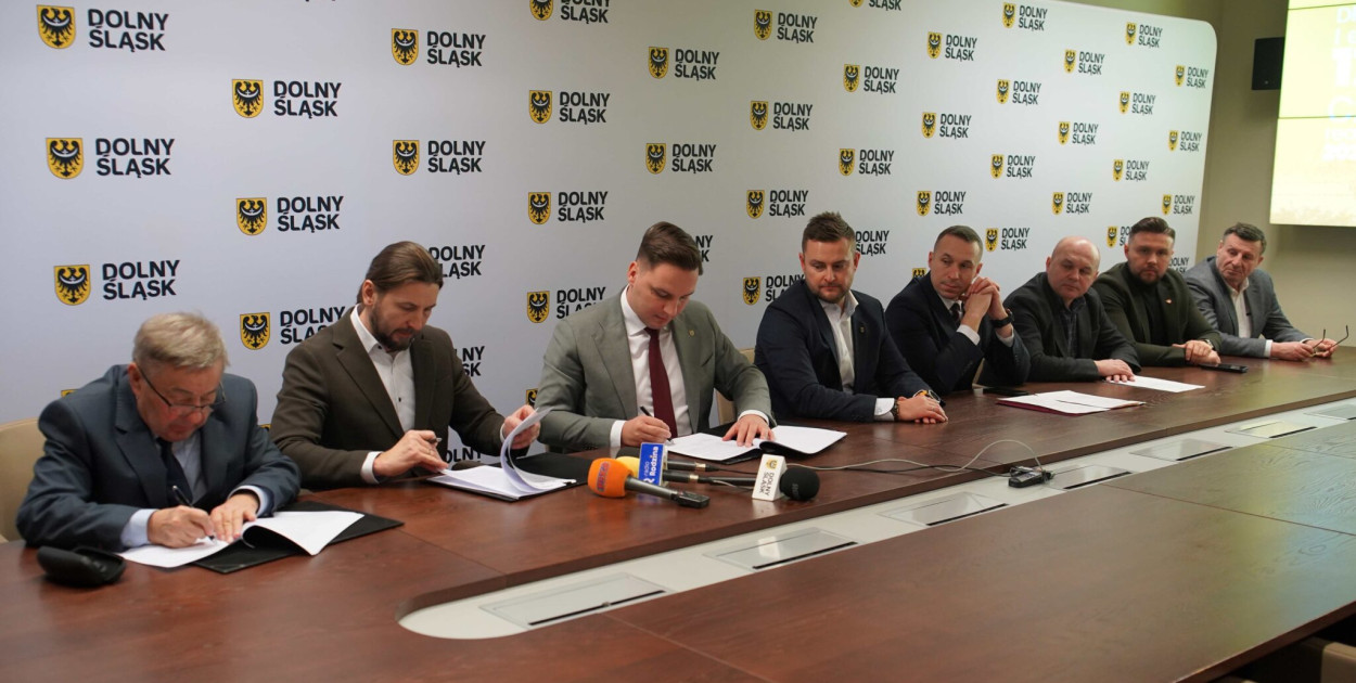 Kolej wraca na południe regionu. Podpisano umowy na linie 310 i 319