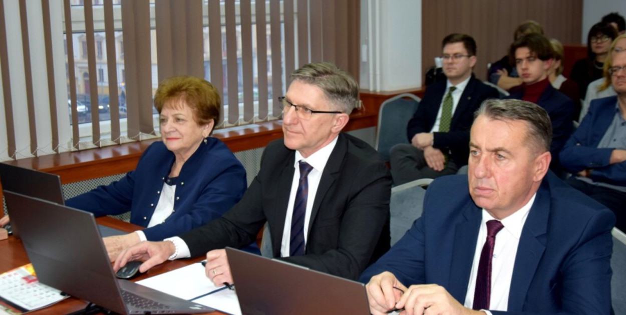 Sesja Rady Powiatu Legnickiego przyniosła decyzje finansowe i drogowe