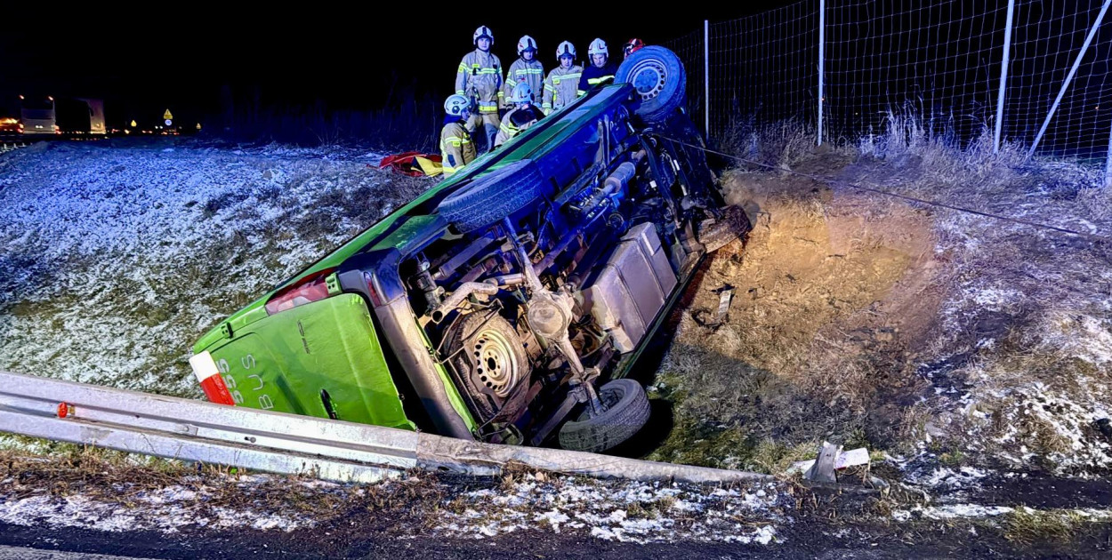 Wypadek na autostradzie pod Legnicą. Osiem osób w busie