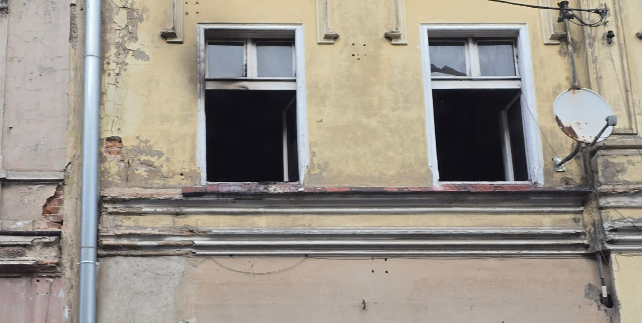 Pożar mieszkania przy Dmowskiego. Poparzony mężczyzna trafił do szpitala