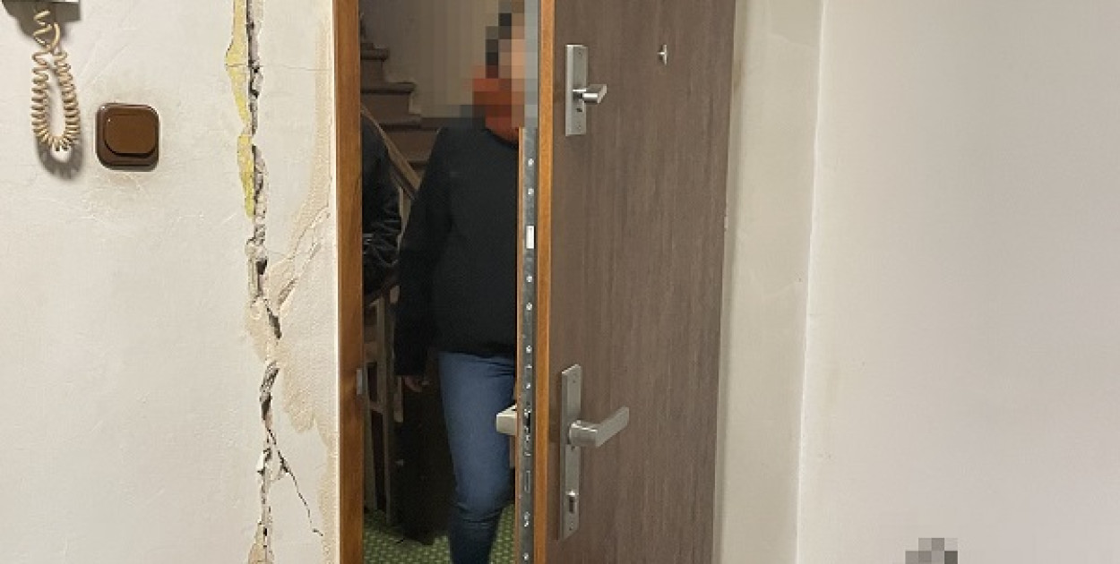 Myślał, że przeczeka w mieszkaniu, policjanci weszli do środka siłowo